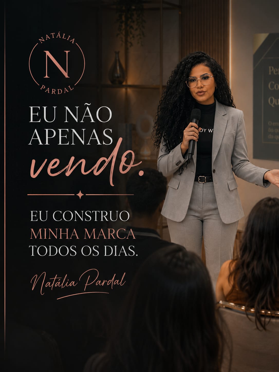 Natália Pardal com microfone palestrando - Eu não apenas vendo, eu construo minha marca todos os dias